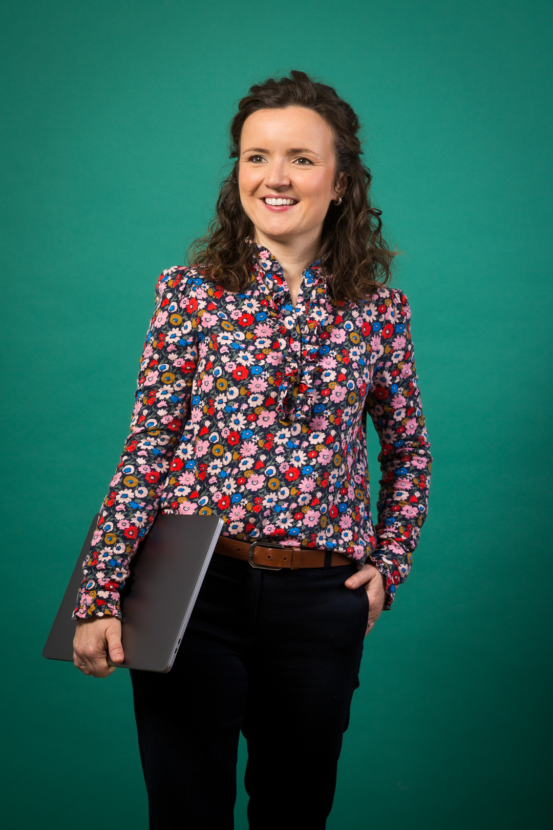 Kristin Siebel im Arbeitsalltag mit Laptop